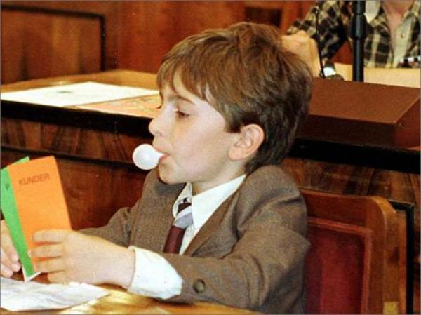 بلدة بريطانية تتجه نحو حظر العلكة وفرض غرامة فورية على المخالفين