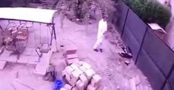 حفرة تبتلع رجلا في الكويت (فيديو)