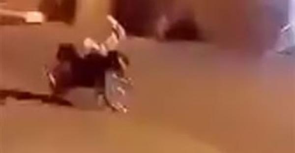 بالفيديو.. نهاية مأساوية لشاب حاول الاستعراض بدراجته النارية
