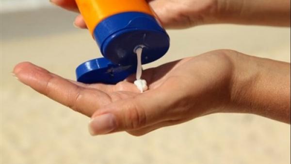 كريمات الوقاية من الشمس.. دواء وداء!