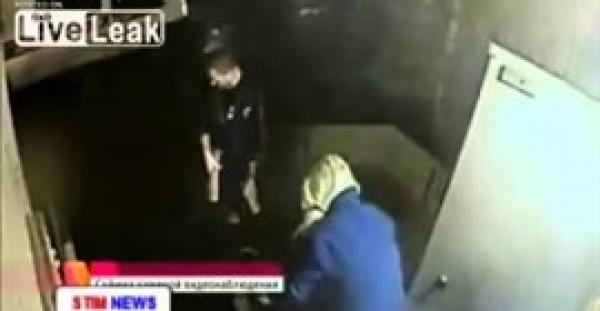 بالفيديو.. مسعفان يسحلان مريضا على الأرض