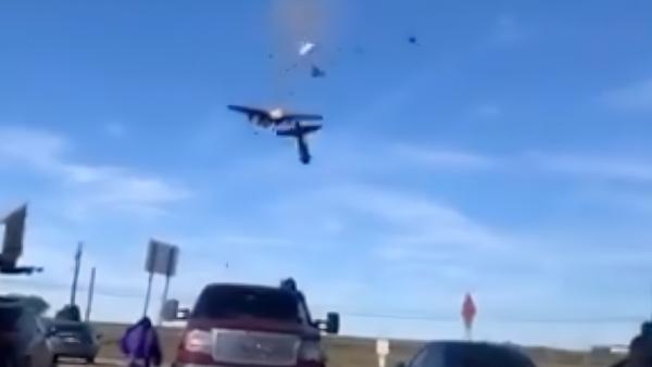 لحظة اصطدام طائرتان أثناء عرض جوي(فيديو)