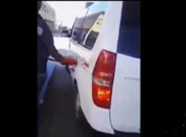 بالفيديو.. مغربي فقير كيخلص المازوط لسيارة الإسعاف ديال الجماعة باش يوصل الميت للمقبرة