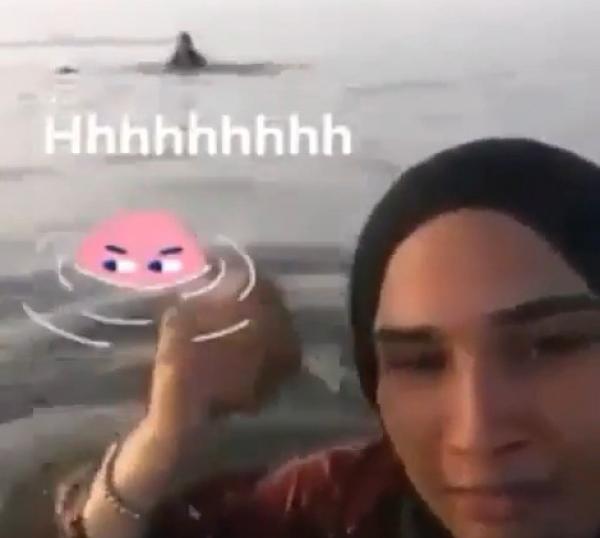 بالفيديو...فتاة مغربية مستمتعة وهي تصور أختها تغرق "لايف"