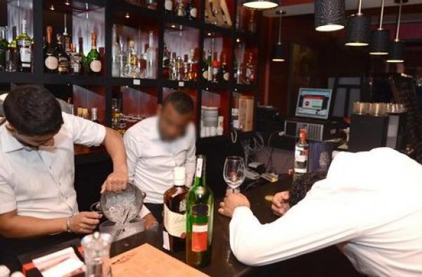 سلطات الصخيرات "تغلق" عشرات المقاهي بسبب عدم احترام "تدابير كورونا" وتغض الطرف عن صاحب "بار" نافذ