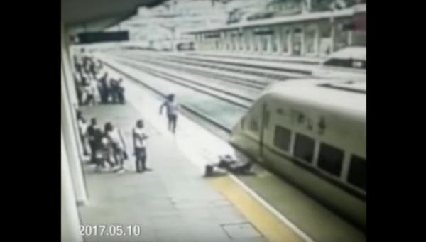تدخل بطولي لعامل أنقذ امرأة أرادت الانتحار تحت القطار