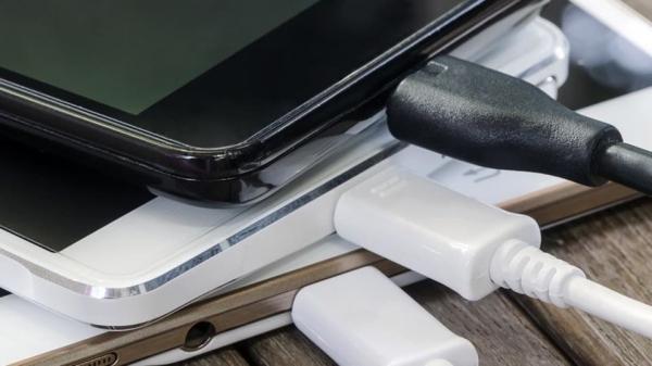 أول خطوة رسمية ...قرار سيؤدي إلى إجبار شركات التكنولوجيا على توحيد شواحن الهواتف