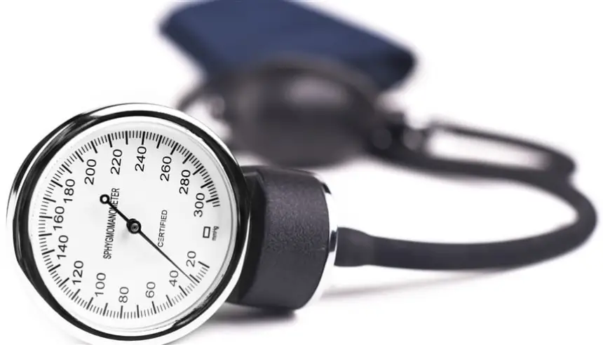 دراسة: اضطرابات النوم بعد انقطاع الطمث تزيد خطر ارتفاع ضغط الدم لدى النساء