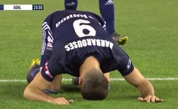 بالفيديو: لاعب نيوزيلندي يسجل هدفا ويسجد تكريما لضحايا هجوم المسجدين