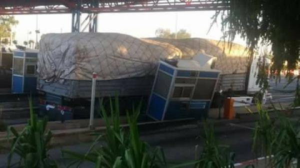 عاوتاني.. شاحنة تقتحم شباك أداء بالطريق السيار و هذه التفاصيل (صور)