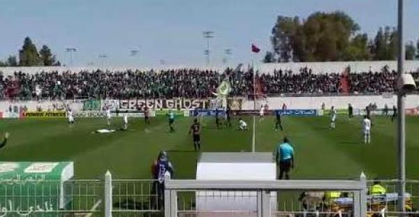 بالفيديو..جماهير أولمبيك خريبكة تقتحم الملعب في مقابلة فريقها ضد الجيش