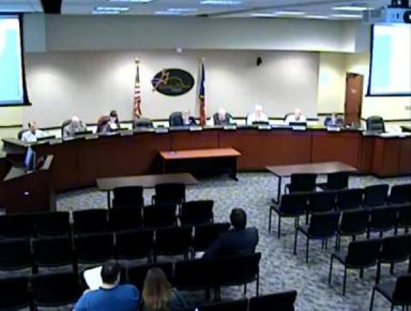 بالفيديو: رئيس بلدية أمريكي يقضي حاجته على الهواء مباشرة