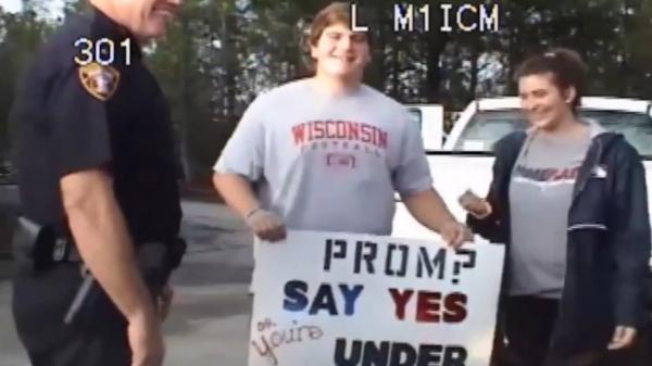 بالفيديو: طالب يدعو حبيبته إلى حفل التخرج عبر غارة مزيفة للشرطة