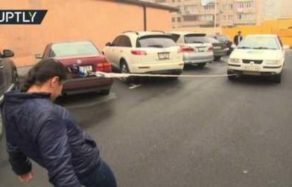 فتاة أرمنية تسحب سيارة بشعرها!