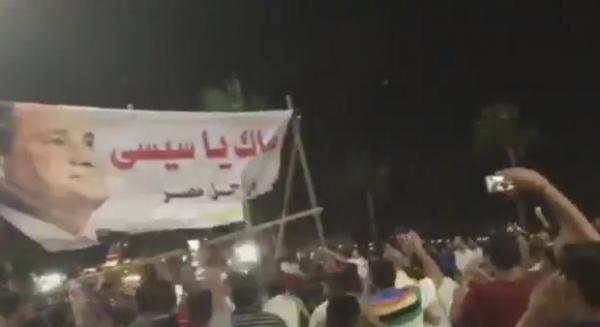 مصريون يسقطون ويمزقون صورة السيسي