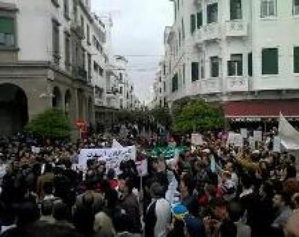 مسيرة و وقفة سلمية لحركة 20  فبراير بتطوان  17  أبريل 2011 