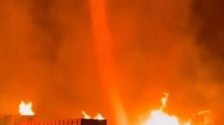 ظاهرة جوية غريبة تضرب إسبانيا وتُحير العالم.. إعصار وسط النيران وسماء حمراء