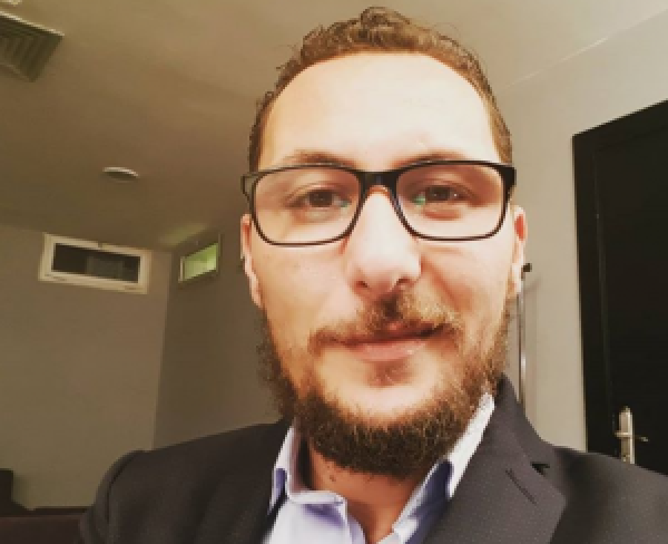 بالفيديو: "صامد غيلان" يهاجم فنانين ومؤثرين بسبب قرارات الحكومة