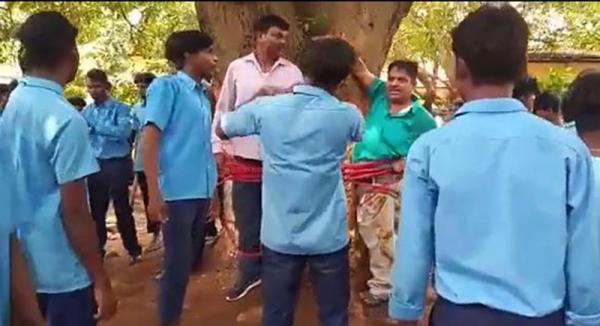 تلاميذ يربطون أستاذهم احتجاجا على منحهم علامات متدنية(فيديو)