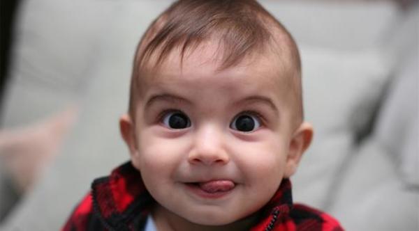 مخاطر إضافة الملح إلى طعام الطفل الصغير