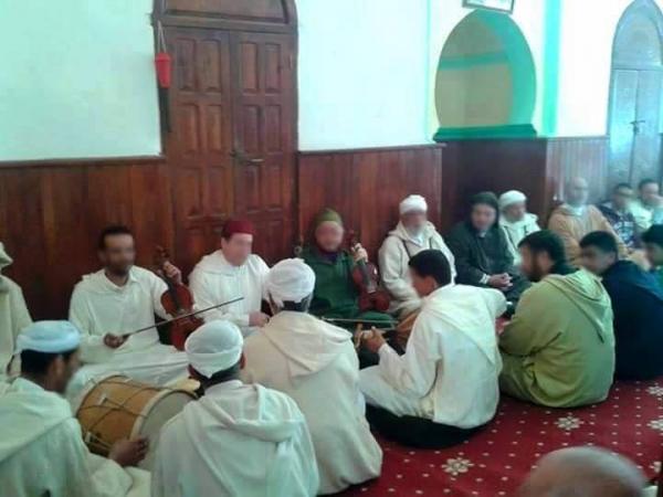 صورة : "جوقة موسيقية " داخل مسجد تثير سخط فايسبوكيين