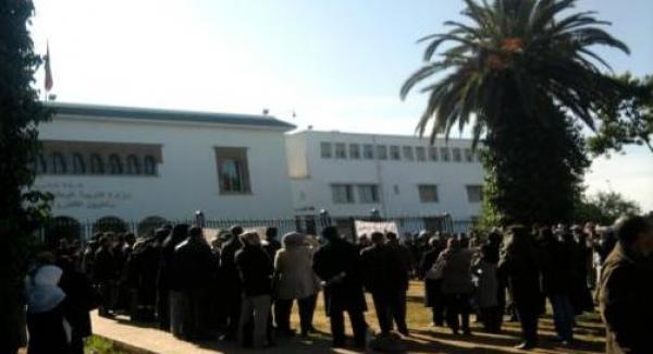 التنسيقية الوطنية للأساتذة المجازين تستقبل محمد الوفا وزير التربية الوطنية الجديد بالاحتجاج أمام مقر