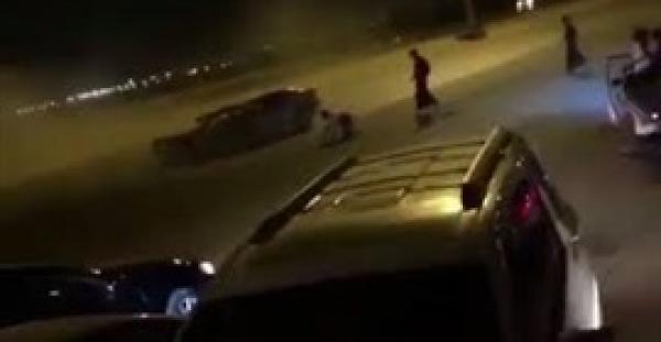 بالفيديو.. اصطدام مروع لسيارة شاب متهور بعمود كهربائي