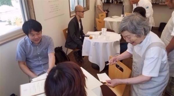 بالصور: مصابون بالخرف يتلقون طلبات الزبائن في مطعم ياباني