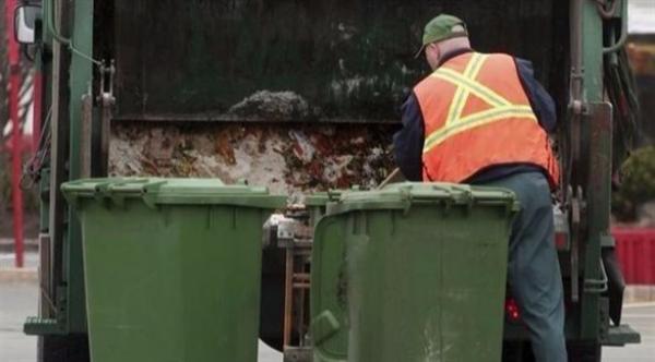 ساعي بريد يلقي أوراق امتحانات 40 طالب قانون في القمامة