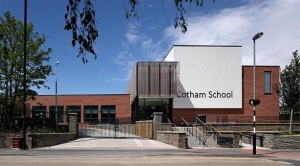 تلميذ يختبئ في حمامات المدرسة ثلاثة أيام خوفا من زملائه المتنمرين