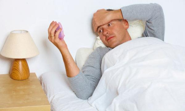 8 أسباب تصيبك باضطرابات النوم