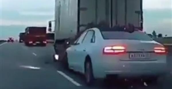 سيارة تتسب في حادث تصادم مروع على الطريق السريع (فيديو)