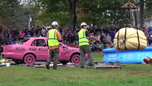 بالفيديو: محتفلون أمريكيون يحطمون السيارات بثمار يقطين ضخمة