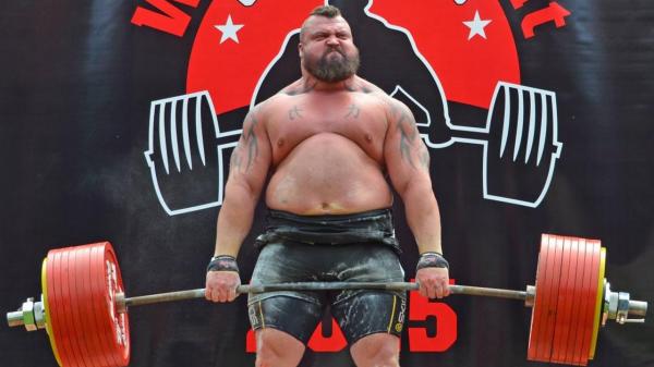 أول رجل في التاريخ يرفع نصف طن بالهواء.. هذا ما حصل له!