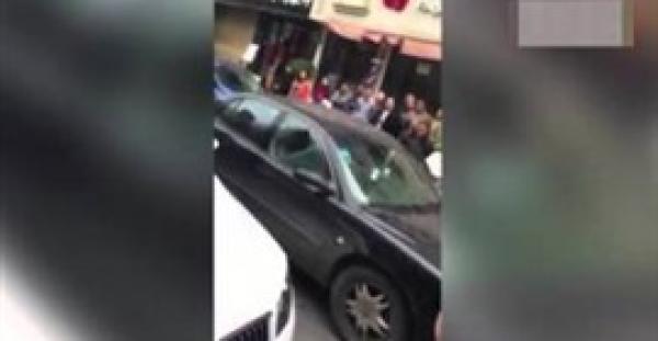 بالفيديو.. شاهد ماذا فعلت امراة ضبطت زوجها مع عشيقته داخل السيارة