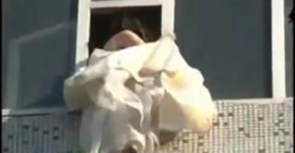 بالفيديو.. عروس تقفز من شرفة منزلها بفستان الزفاف بسبب خيانة العريس