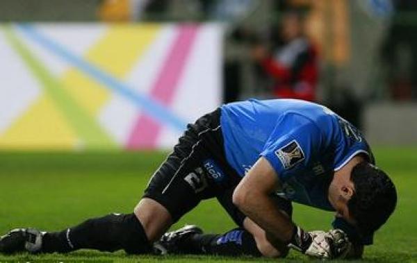 اعتزال حارس مرمى بعد أن قطع أصابعه بمنشار