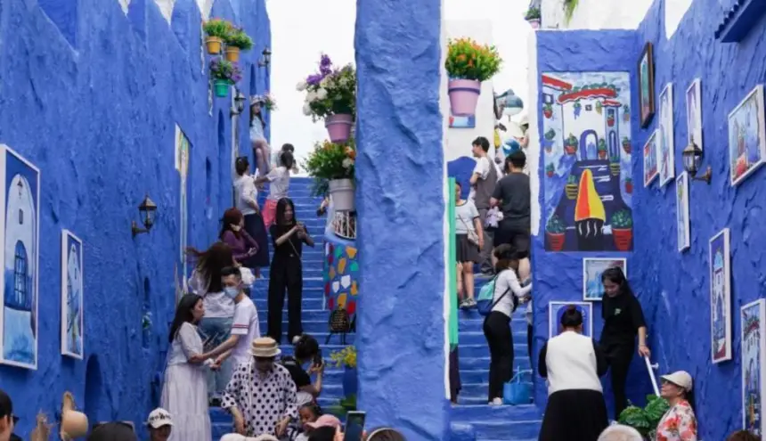 لا يصدق.. تشييد نسخة طبق الأصل من مدينة شفشاون في الصين