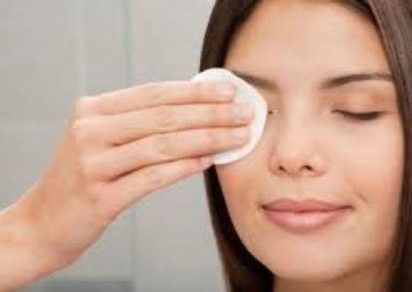 مخاطر النوم دون إزالة المكياج