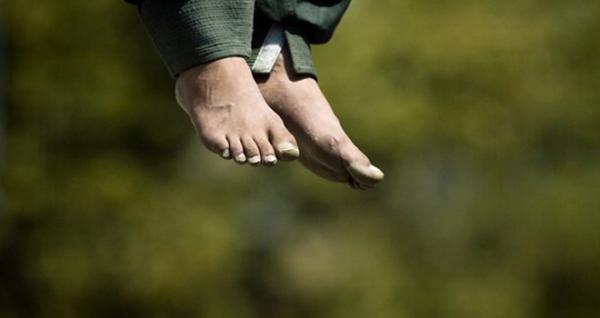 بعدما فقد عقله عقب طرده من شركة "رونو"...العثور على جثة شاب معلقة بشجرة بغابة لاميدا بمرتيل