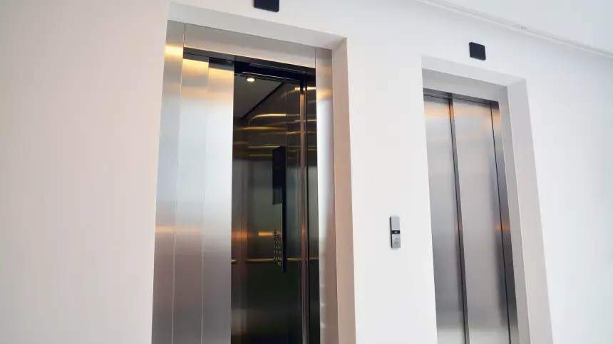 القنيطرة .. سقوط مسنّ داخل فتحة مصعد وأصابع الاتهام توجه لتقنيي الإصلاح (فيديو)