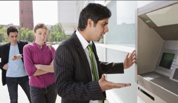 الأبناك تخفض المبلغ المالي المسموح بسحبه خلال اليوم الواحد من الصرّاف الآلي‎