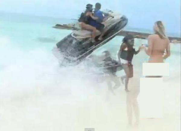 بالفيديو.. سرعة البديهة تنقذها من حادث اصطدام على شاطئ البحر