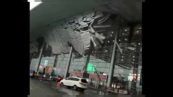 شاهد: لحظة انهيار جزء من سقف مطار صيني بسبب العواصف