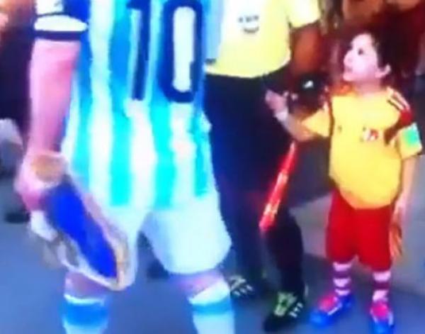 ميسي يعتذر عن إحراجه للطفل الذي تجاهل مصافحته