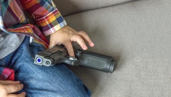 طفلة في الثالثة من عمرها تقتل أختها الكبرى بالرصاص