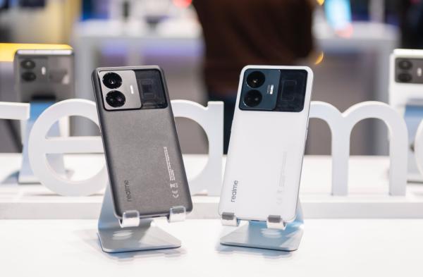 يشحن بالكامل في أقل من 10 دقائق.. شركة ريلمي تطرح هاتف GT3 الرائد