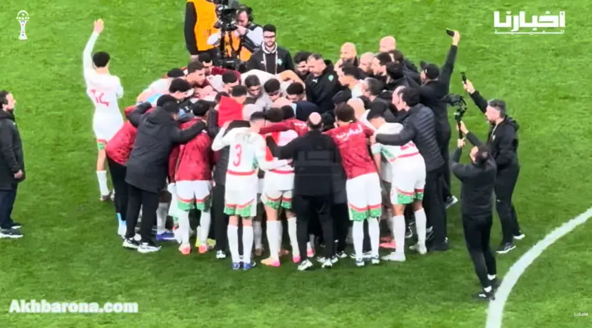 الركراكي في حديث مطول مع اللاعبين والطاقم بعد التأهل أمام الكاميرون