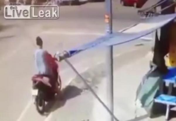 بالفيديو: أم تسقط طفلتها الرضيعة عن دراجتها النارية