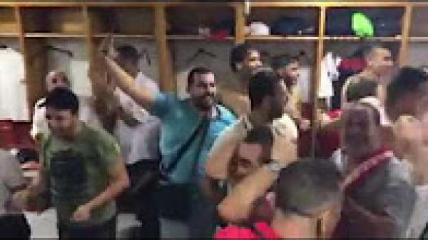 بعد التأهل إلى نهائي كأس الجزائر.. لاعبو بلوزداد يحتفلون بالزاكي بطريقة طريفة!